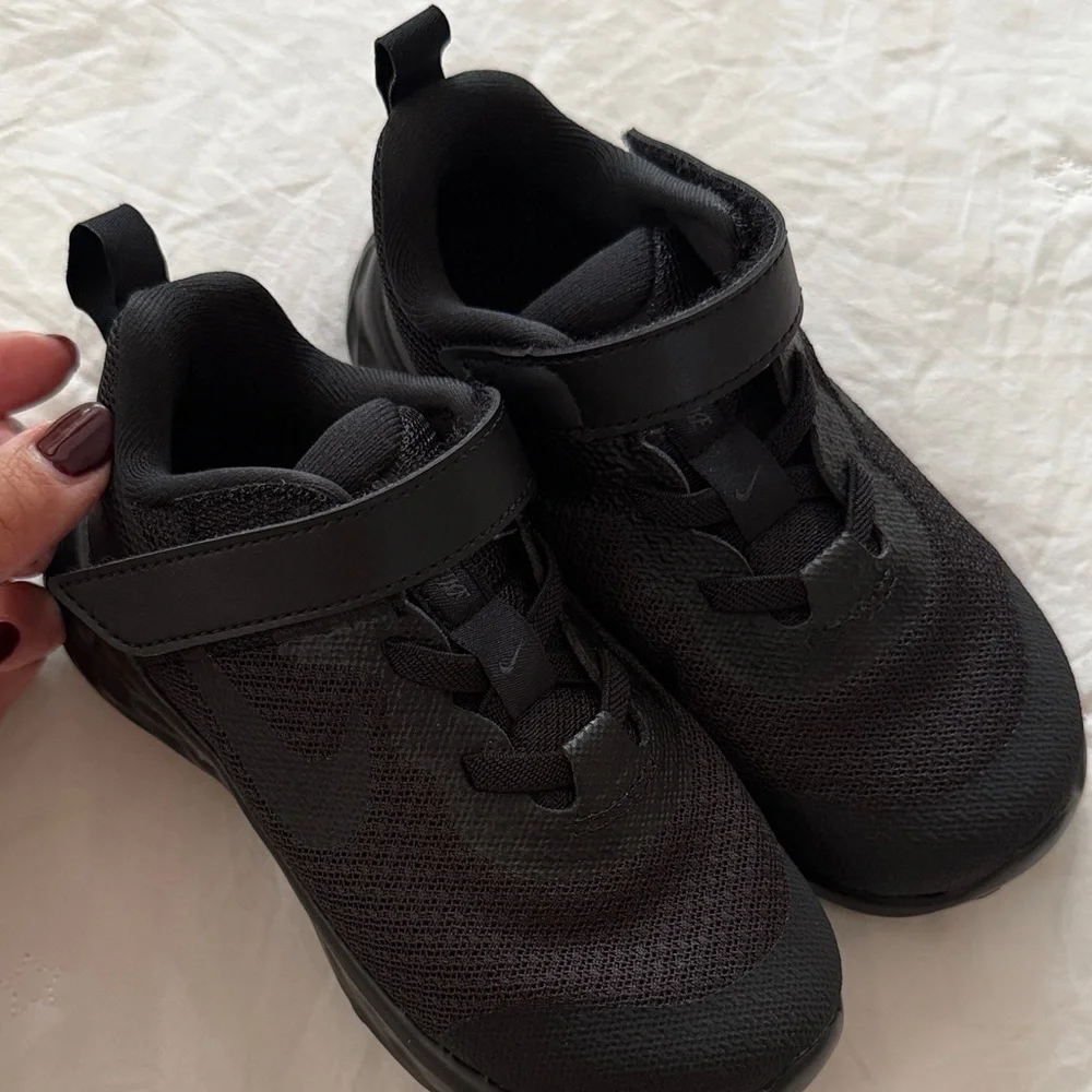 Nike Kids Black Sneakers with Velcro Strap size 9